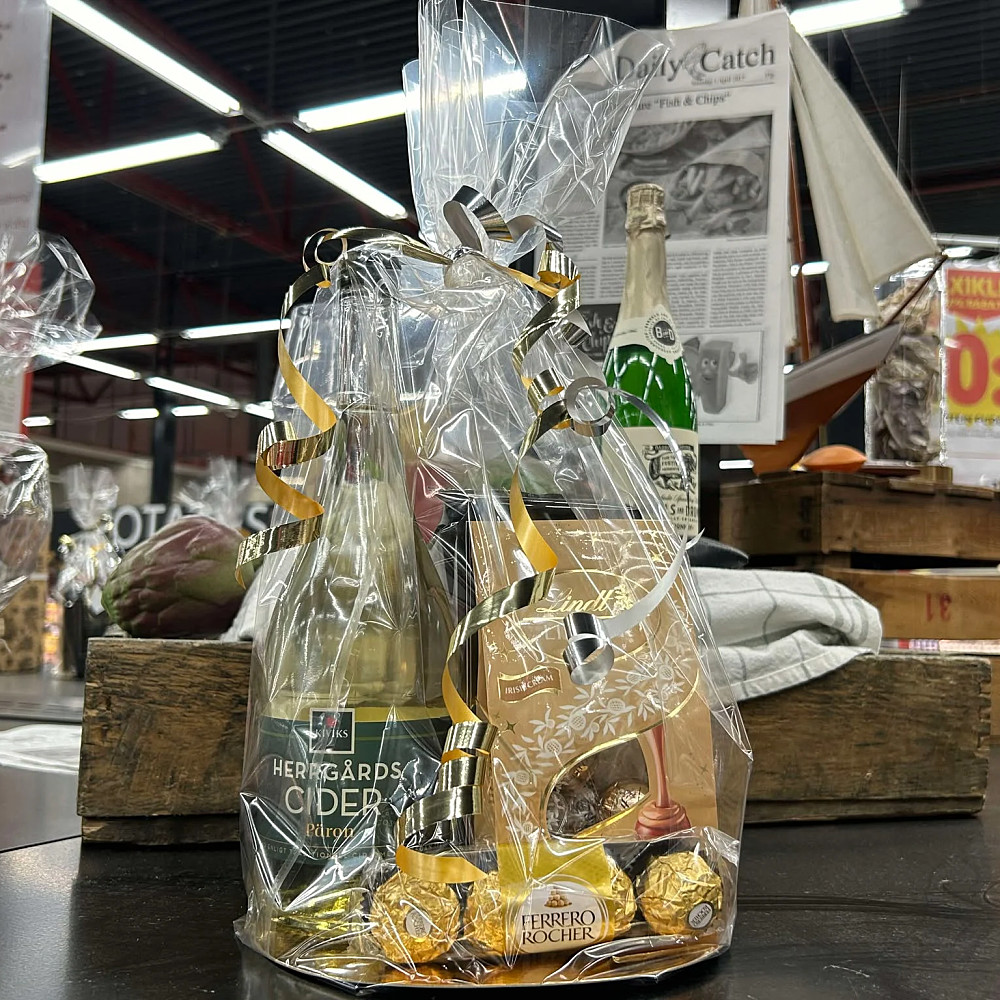En liten julkorg som är en perfekt present till en kollega, vän eller en i familjen. Den innehåller pepparkakor, folietomte, ädelost, glögg, forrero rocher och juleskum.