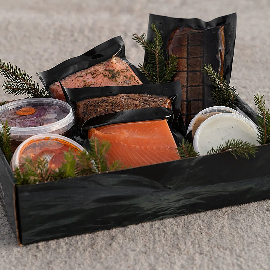 Svart ´presentlåda fylld med fiskdelikatesser från Bergmans Fisk