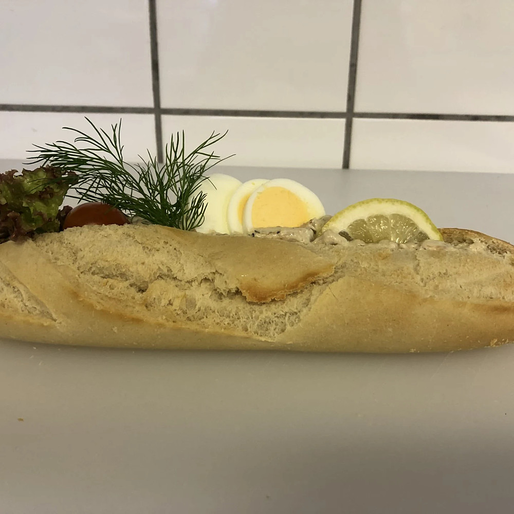 Baguette med tonfiskröra, ägg, grönsallad