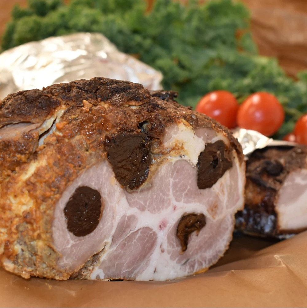 Fläskkarre som har plommonspäckats.