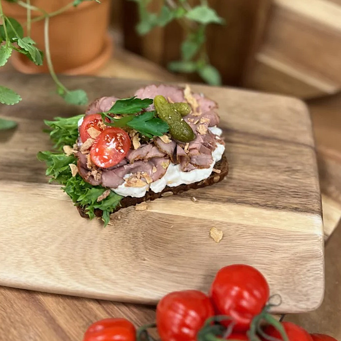 smörrebröd med potatisallad och rostbiff