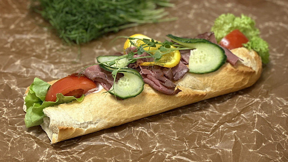 Baguette fylld med grillad rostbiff och potatissallad