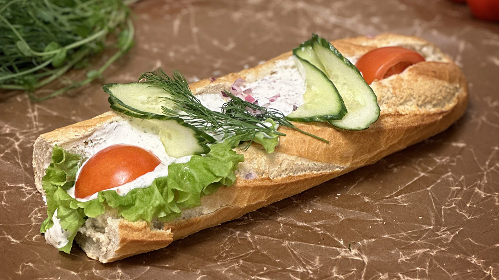 Stor skagenbaguette fylld med vår härlagade skagenröra