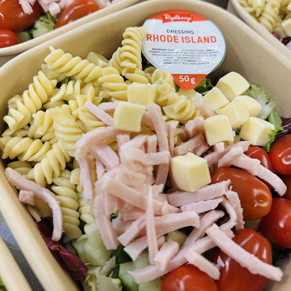 Pastasallad med strimlad kalkon och tärnad goudaost
