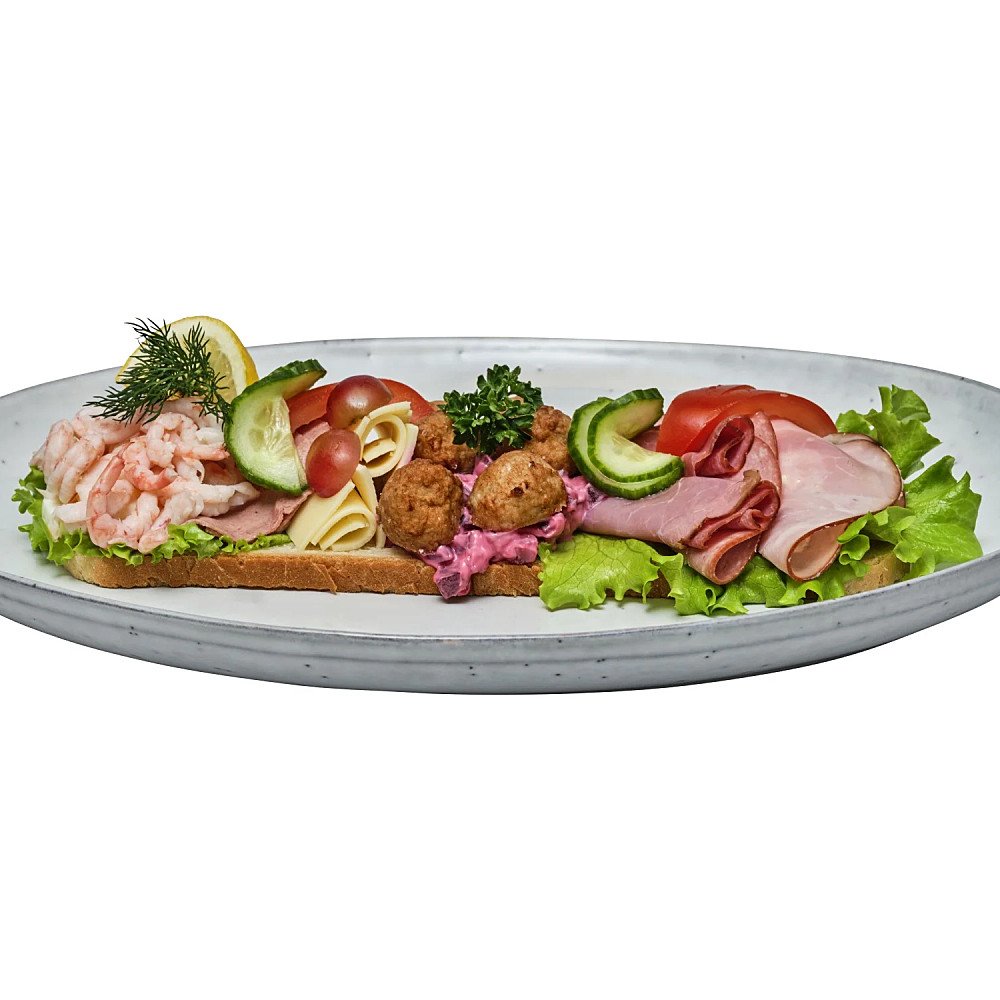 En landgång, med bland annat räkor, köttbullar, rödbetssallad, skinka, rostbiff, ost och sallad.