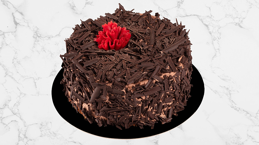 tårta med hyvlad choklad och röd nejlika
