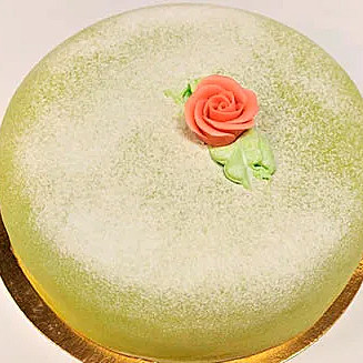 Prinsesstårta med ros. Finns i färgerna grön, blå, rosa, vit.  Sockerkaksbotten, hallonsylt, vaniljkräm, grädde, marsipan. 8 bitars tårta finns att få även i glutenfri med en extra kostnad av 50 kr.