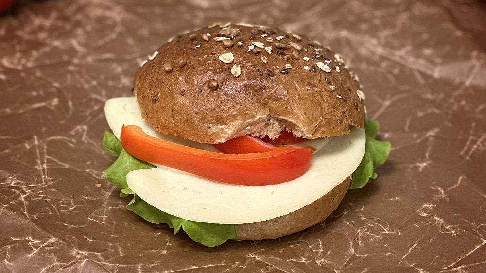 Sportfralla med ost, sallad och paprika