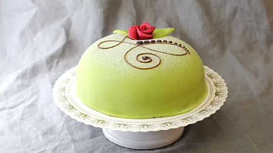 Kallas även prinsesstårta på sina håll. En god klassisk tårta på sockerkaksbotten med fyllning av glasskräm och grädde och med ett grönt marsipanlock.