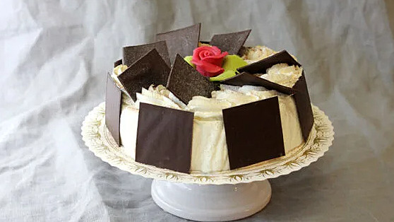 En halländsk variant av tårtan som lånat namn från det tyska bergsområdet Schwarzwald. Botten av nötmaräng tillsammans med vispgrädde och dekorerad med rikligt av chokladflarn. En marsipanros blir pricken över i:et.