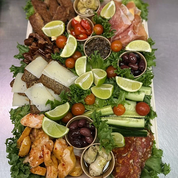 Tapasfat med flera olika saker, tapasfat, tapasbricka, tapasbricka innehåll