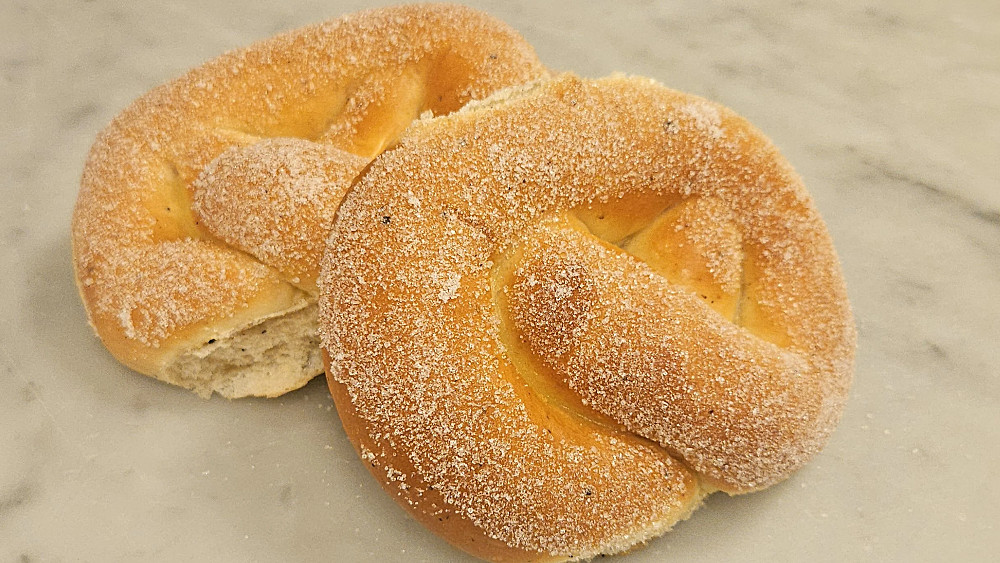 Sockerkringlor härbakade och doppade i smör och strösocker