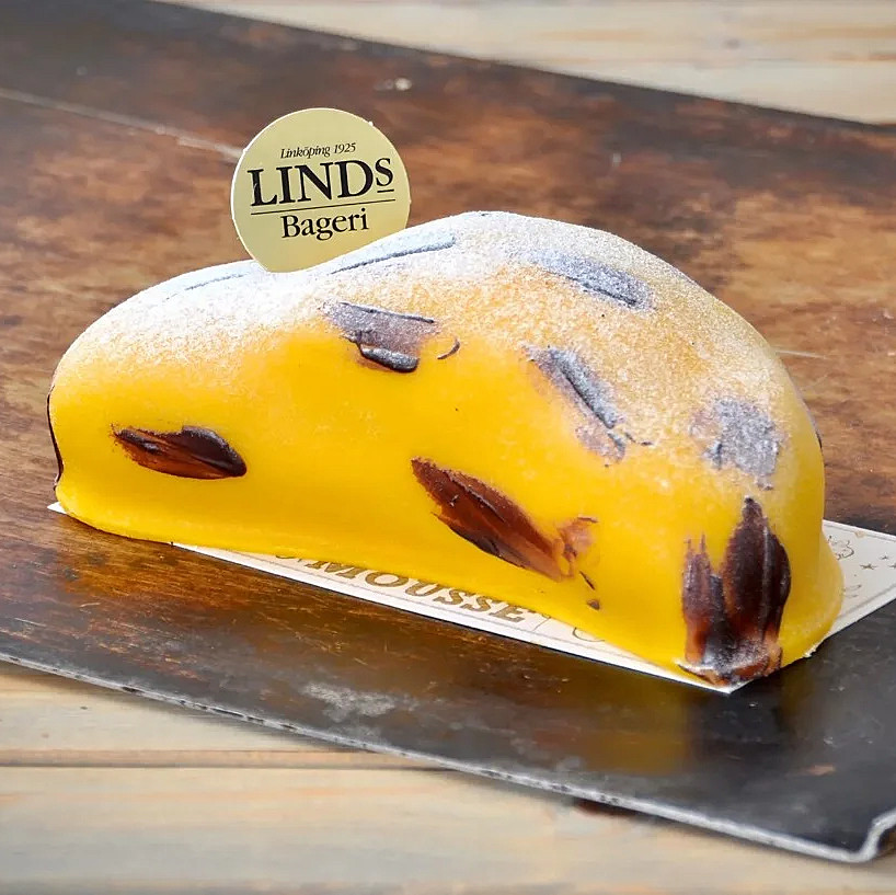 Sockerkaka, banansylt, vaniljkräm, grädde och marsipan. Dekorerad med choklad.