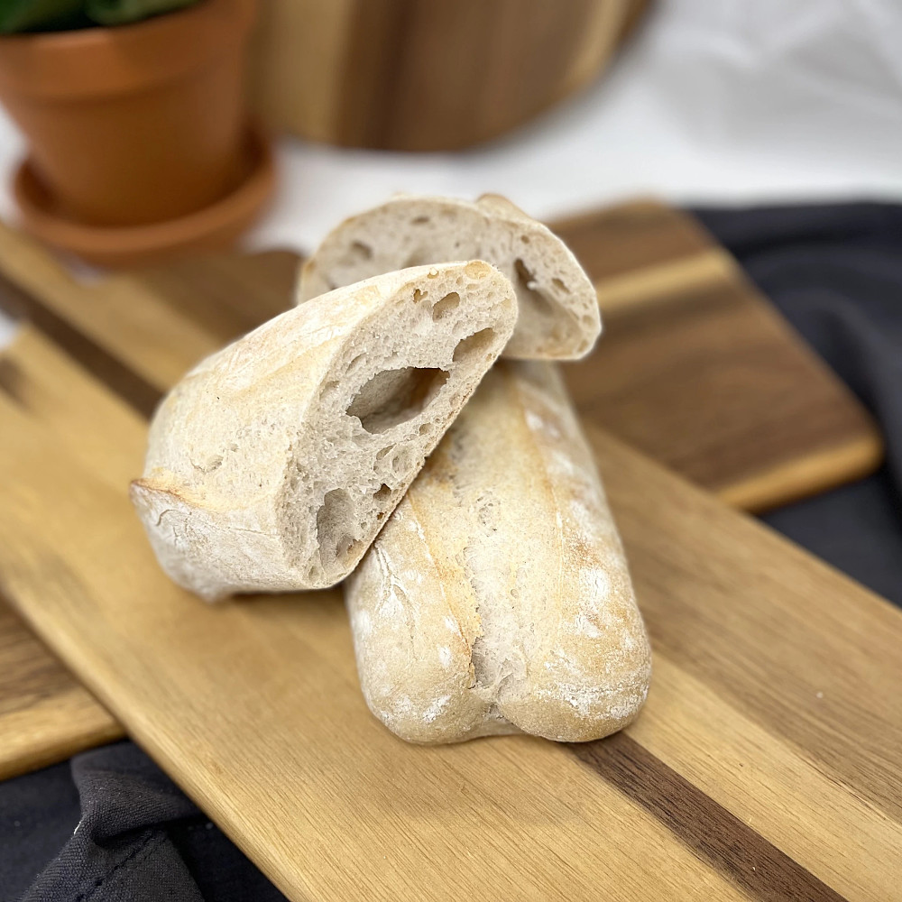 Ett ljust bröd med lite segare yta och matigt innanmäte.