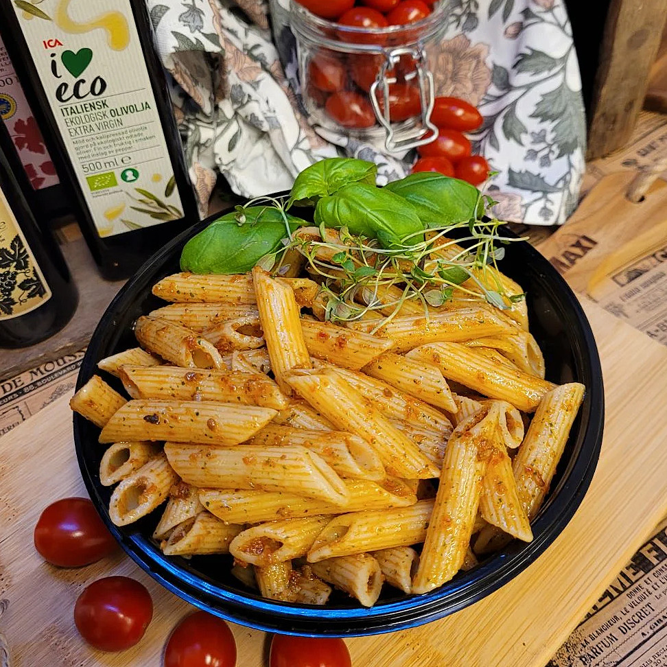 Pennepasta med tomat och vitlökssmak