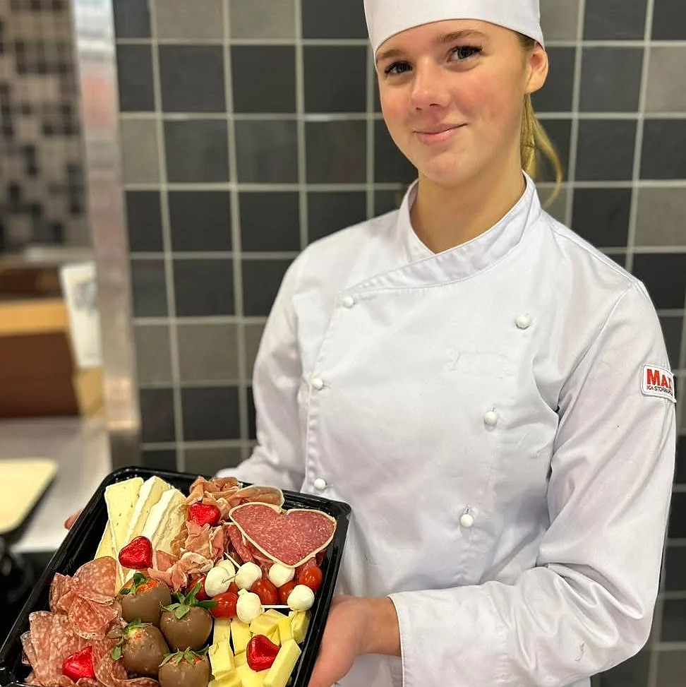 Charkbricka för två, salami, ost, choklad, egenproducerad, delikatessen, maxifamiljen