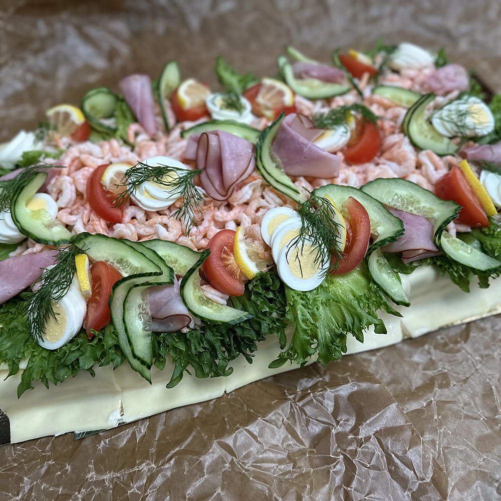 Smörgåstårta med räkor och skina
