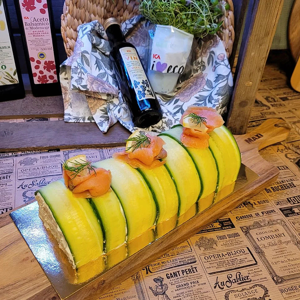 Vår variant av prinsess stubbe! För vem älskar inte vår härliga egenproducerade skagenröra? Varvat med vår räkröra blir det ju inget annat än en succé!  Tillsammans med kallrökt lax på toppen blir det ju knappast sämre.   Vi skulle säga att en stubbe är lagom till 3 portioner.