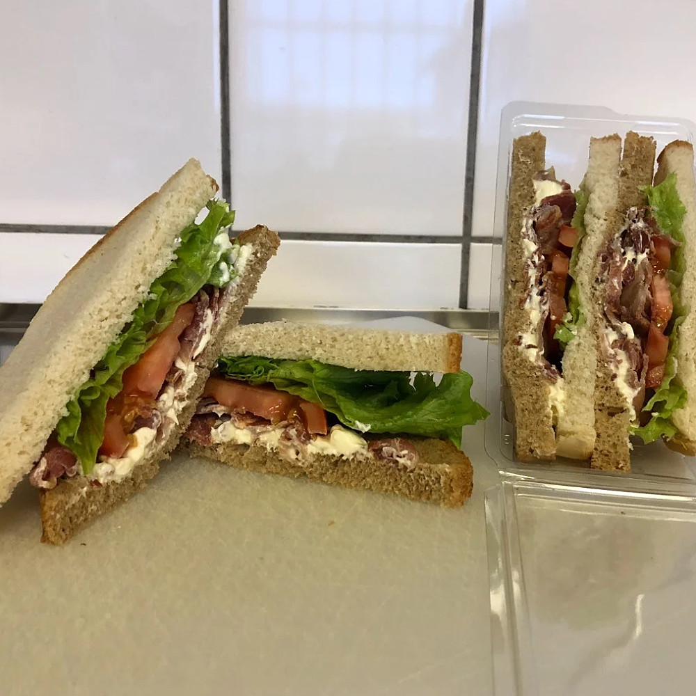 Sandwich med stekt bacon och tomat 