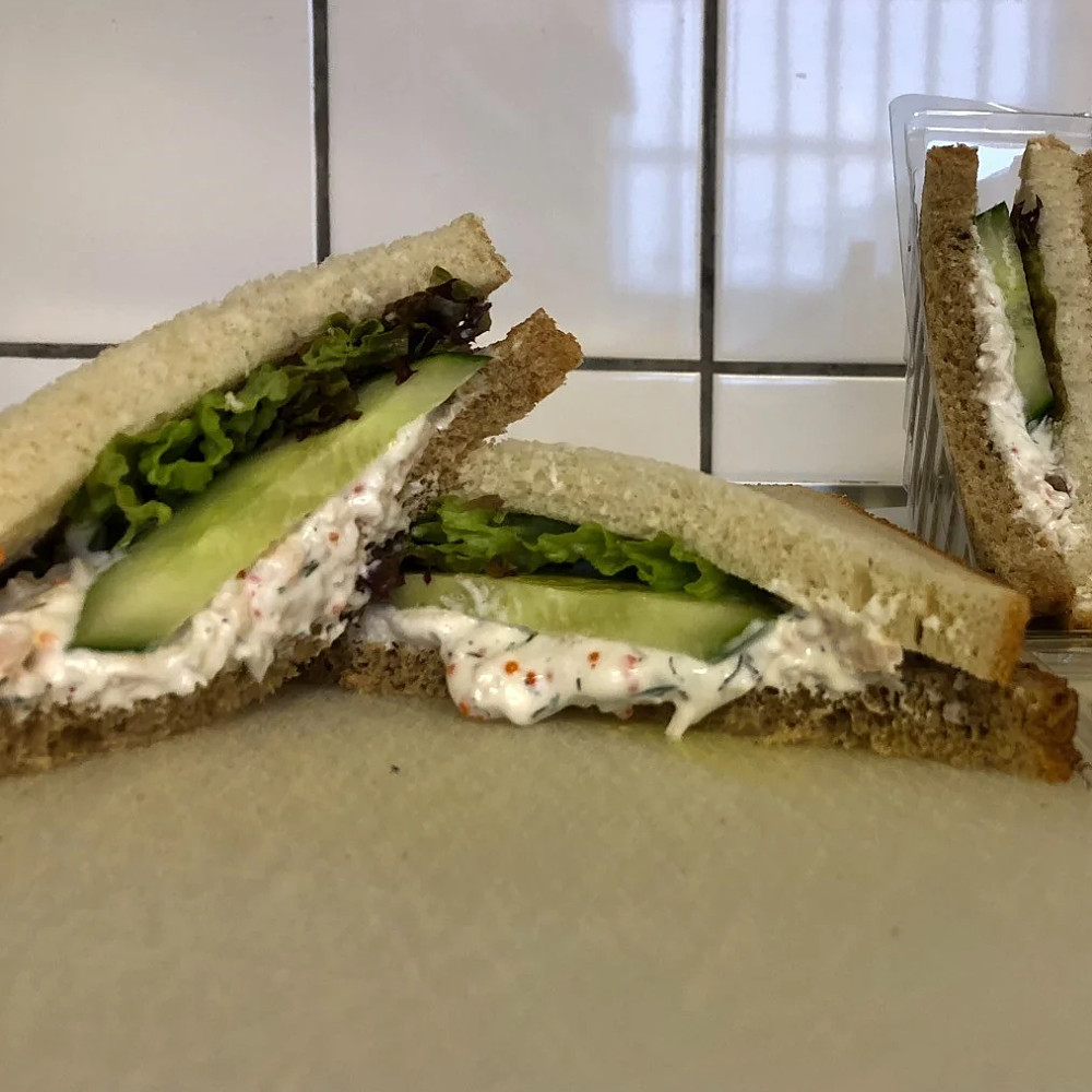 Sandwich med skagenröra och sallad