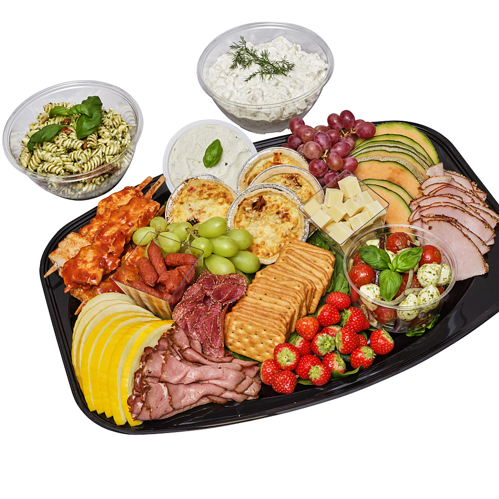 Kökets festbuffé fat med en massa gott, bland annat kycklingspett, minipajer, rostbiff, skinka, kex, sallader och ostar.