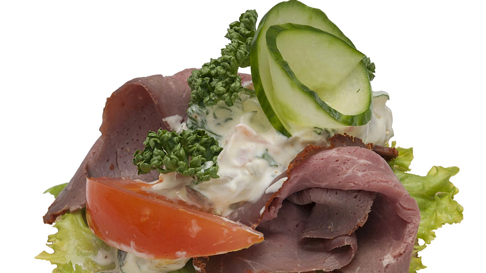 Smörrebröd på kavring. Toppad med rostbiff, remouladsås, sallad,tomat,persilja