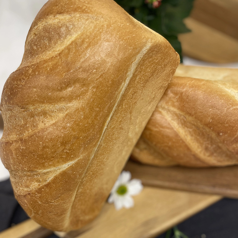 Ett ljust bröd bakat i form, perfekt att rosta.