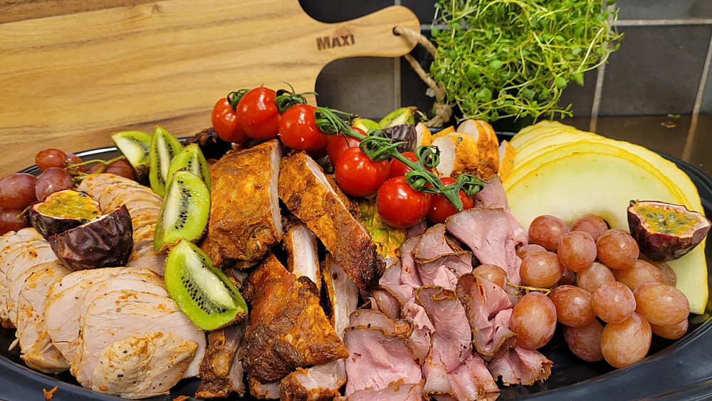 Grillplanka, kött, melon, vindruvor, egenproducerat