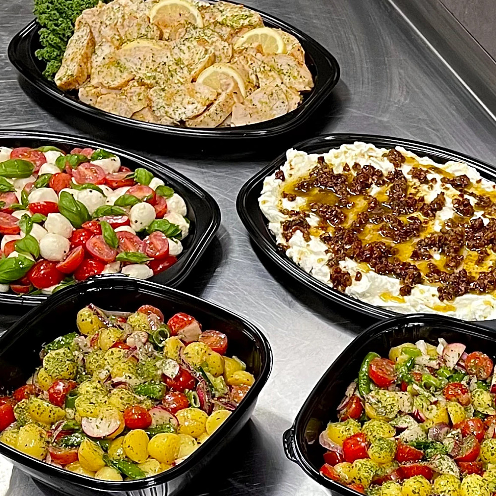 Mozzarellasallad, fetaoströra, kycklingfilé & potatissallad