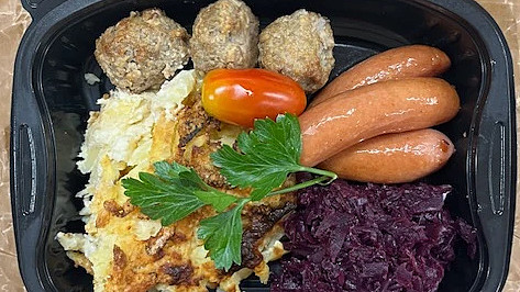 Jultallrik med köttbullar, prinskorv, rödkål och janssons frestelse.