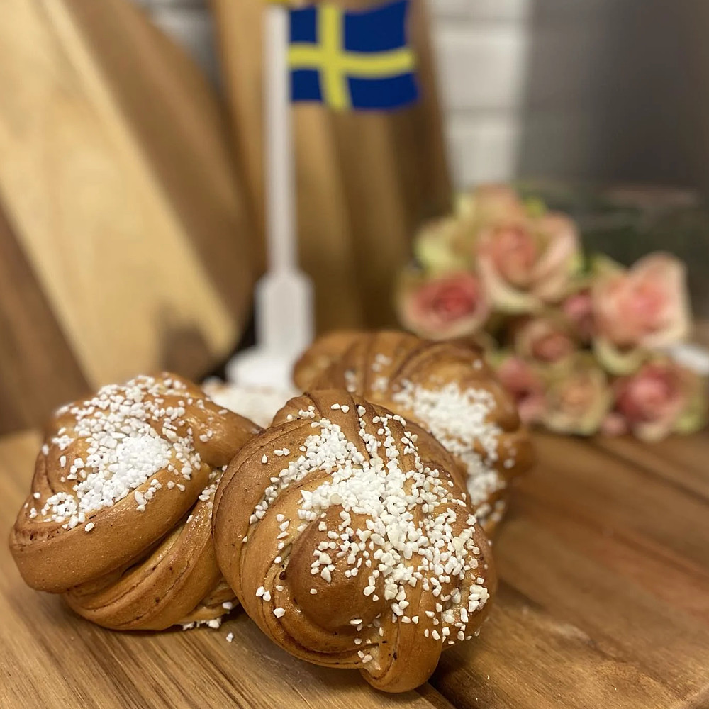 3st kanelbullar med pärlsocker på