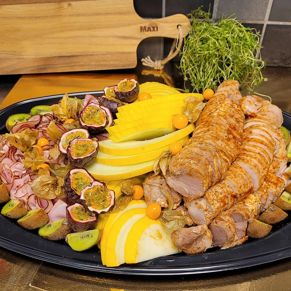 En härlig planka med generösa portioner, det ni får i er beställning är:  En nybakad baguette från vårt bageri med portionspackat smör. Kex olika sorter från Göteborgskex Variant. Kycklingspett med glaze på. Souvidad fläskfilé så den är härligt saftig och smakrik. 3 sorters ost, Färskost gräslök, Brie & Cambozola. Skivad rostbiff & Skinka. Fem sorters frukter baserat på säsong. Har ni någon speciell frukt ni gärna vill ha med så skriver ni det i kommentaren innan ni skickar in ordern.