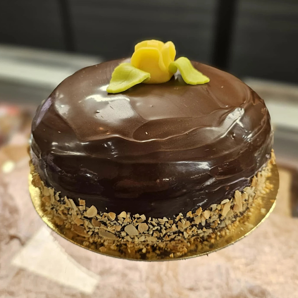 Williamtårta för päron och choklad älskaren. Gjord på päronsylt, vaniljkräm pärongrädde med päronbitar i täckt med marsipan och chokladtryffel.