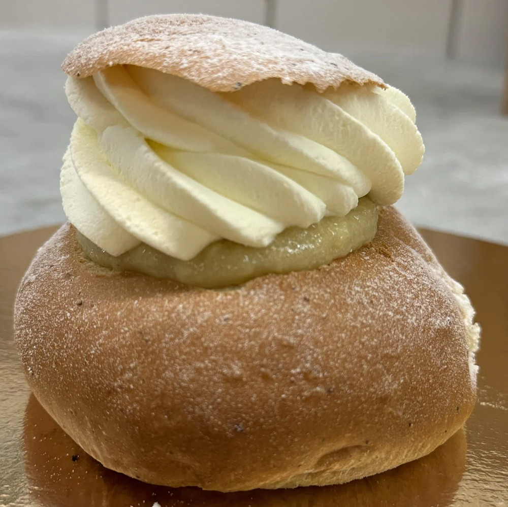 Klassisk semla med mandelmassa och grädde