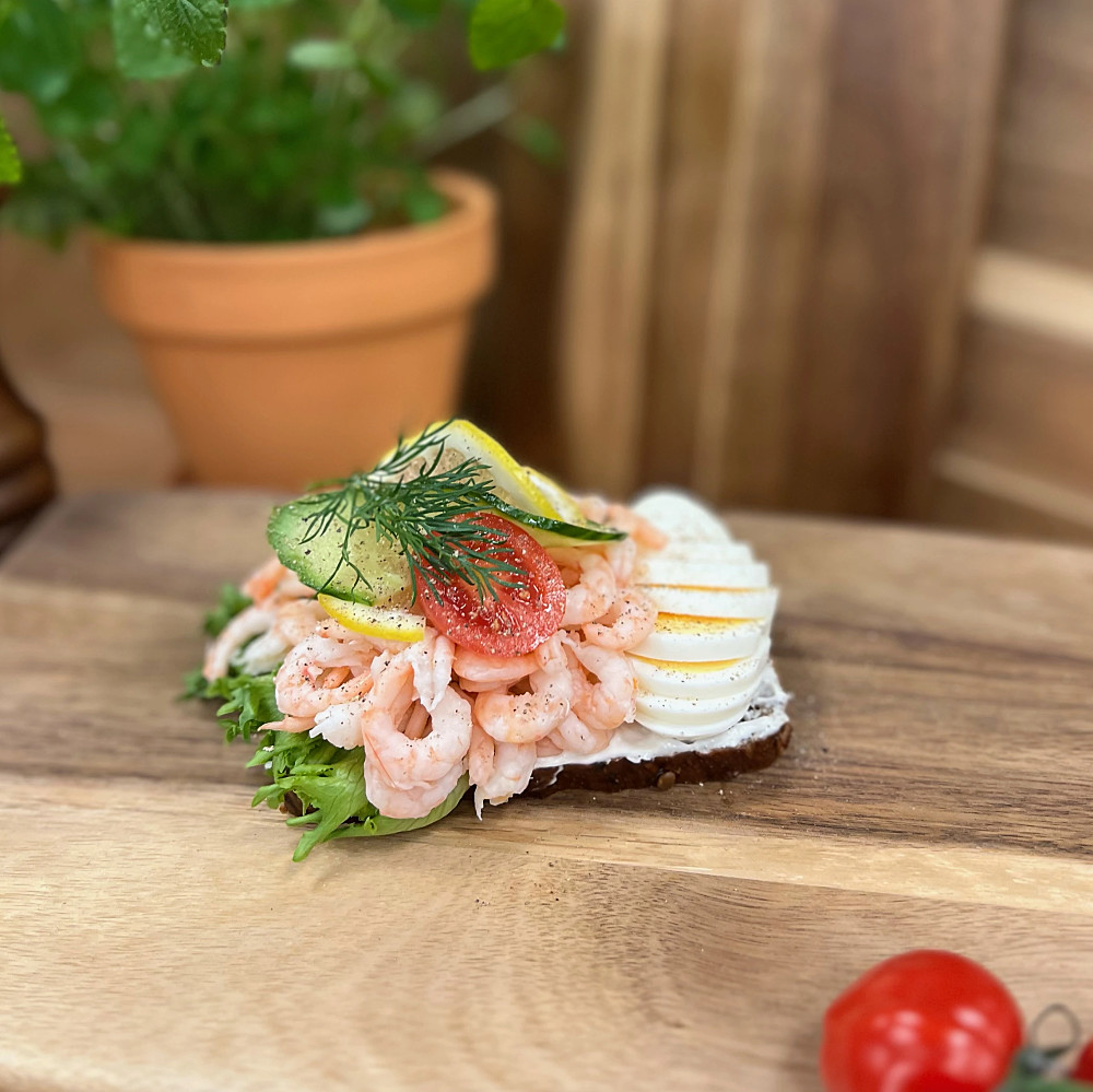Smörrebröd med räkor och massor av annat gott