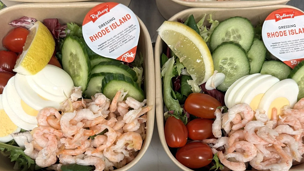 Klassisk räksallad med handskalade räkor, ägg och rhode island dressing