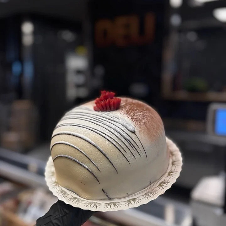 White lady med rosa liet ros och lite kakao strösslat