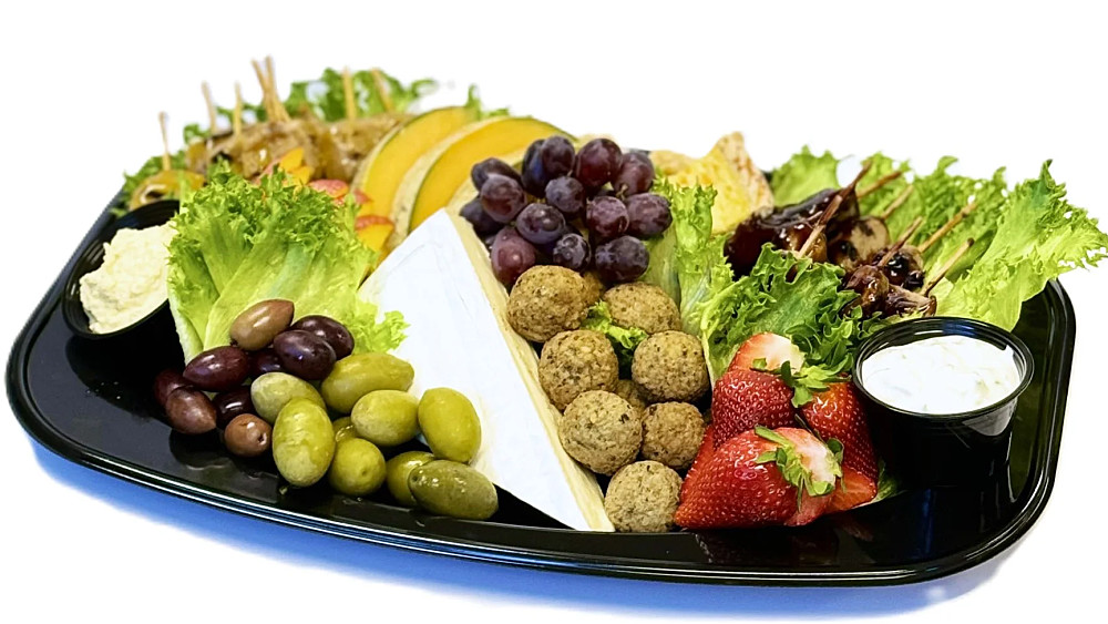 Ett vegetariskt fat med falafel, oliver, briéost och tzayspett