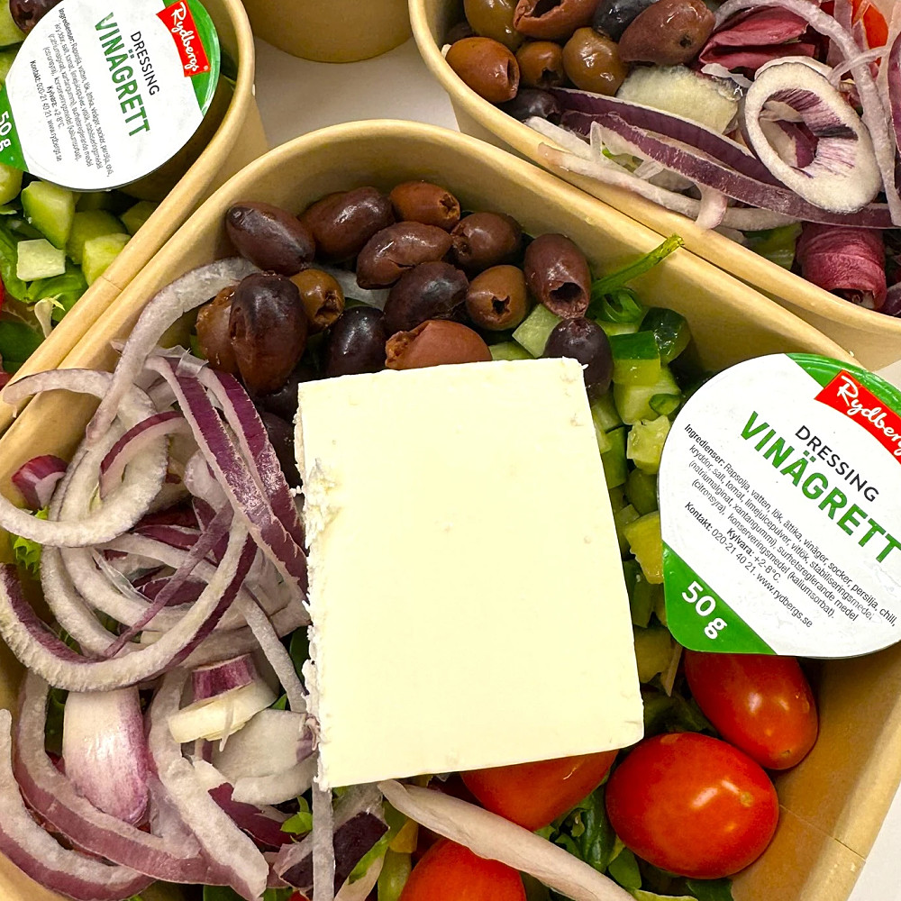 En klassisk grekisk sallad med salladsost, oliver, salladsbas,rödlök och vinägrett