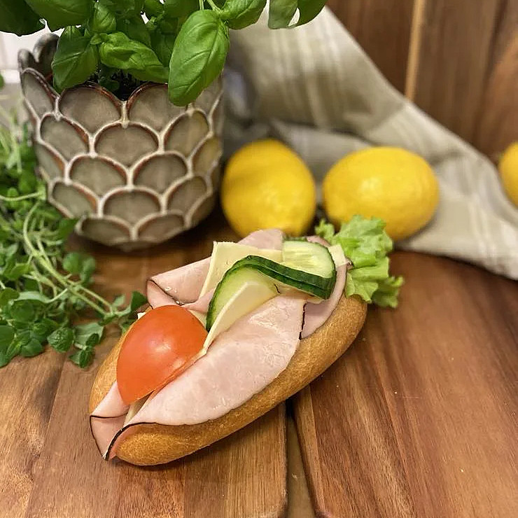 Baguette med ost, skinka, sallad, tomat och gurka