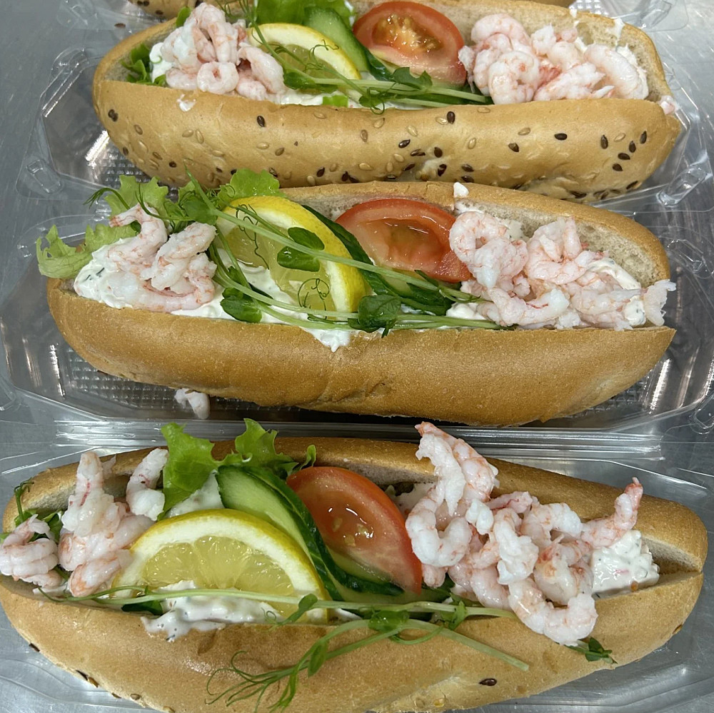 baguette med skagenröra, väldigt god.