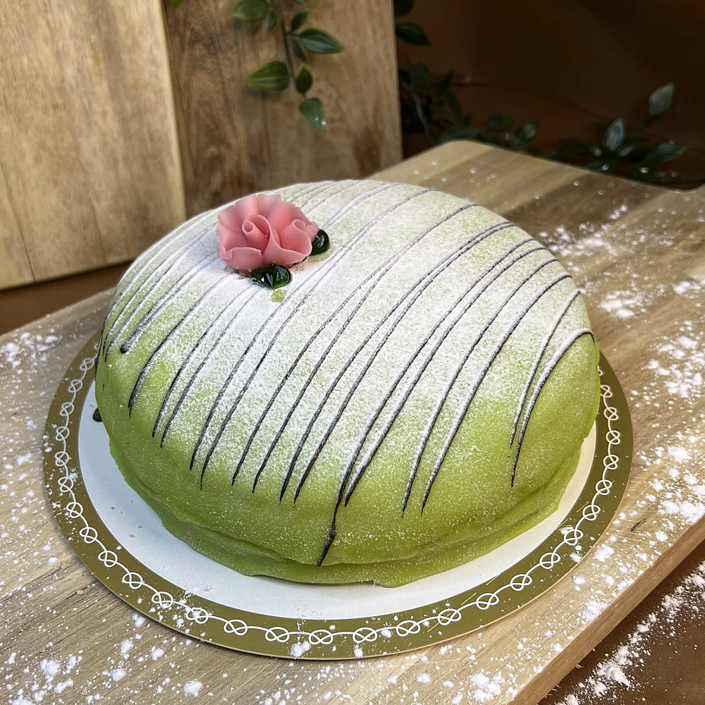 Grön prinsesstårta med ros. Den traditionella prinsesstårtan
