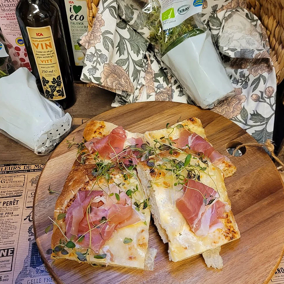 Vår underbart goda Pinsa bianco som ingår i den Italienska buffén finns även att beställa för sig!