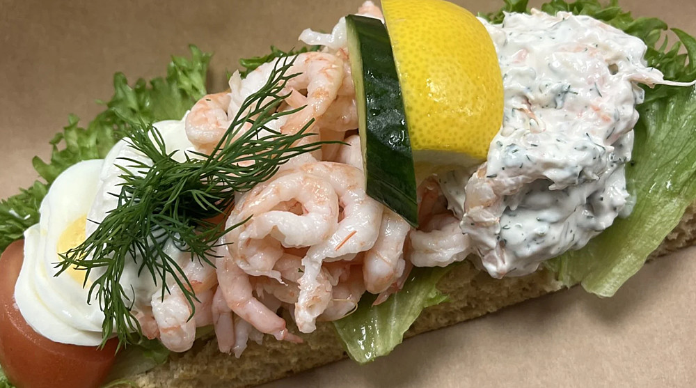 Rågkaka med skagenröra | Catering ICA Maxi Moraberg