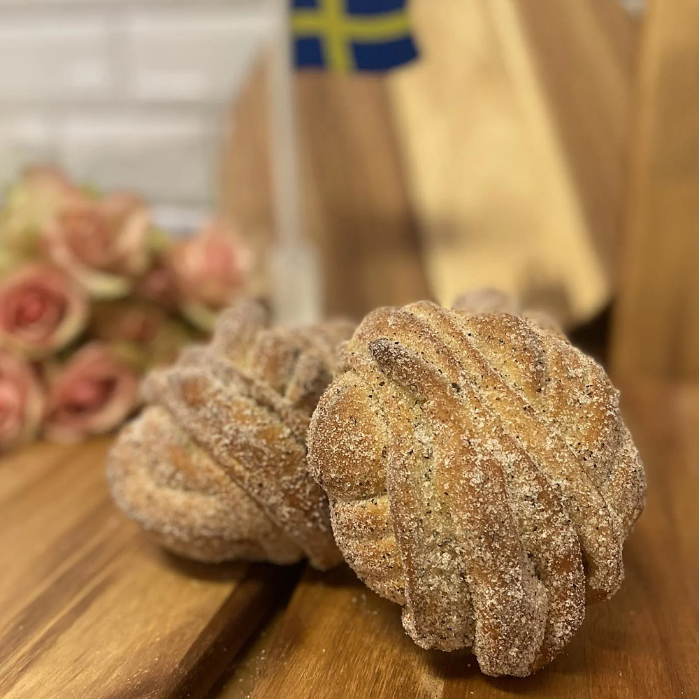 Kardemummabulle doppad i smör och kardemummasocker
