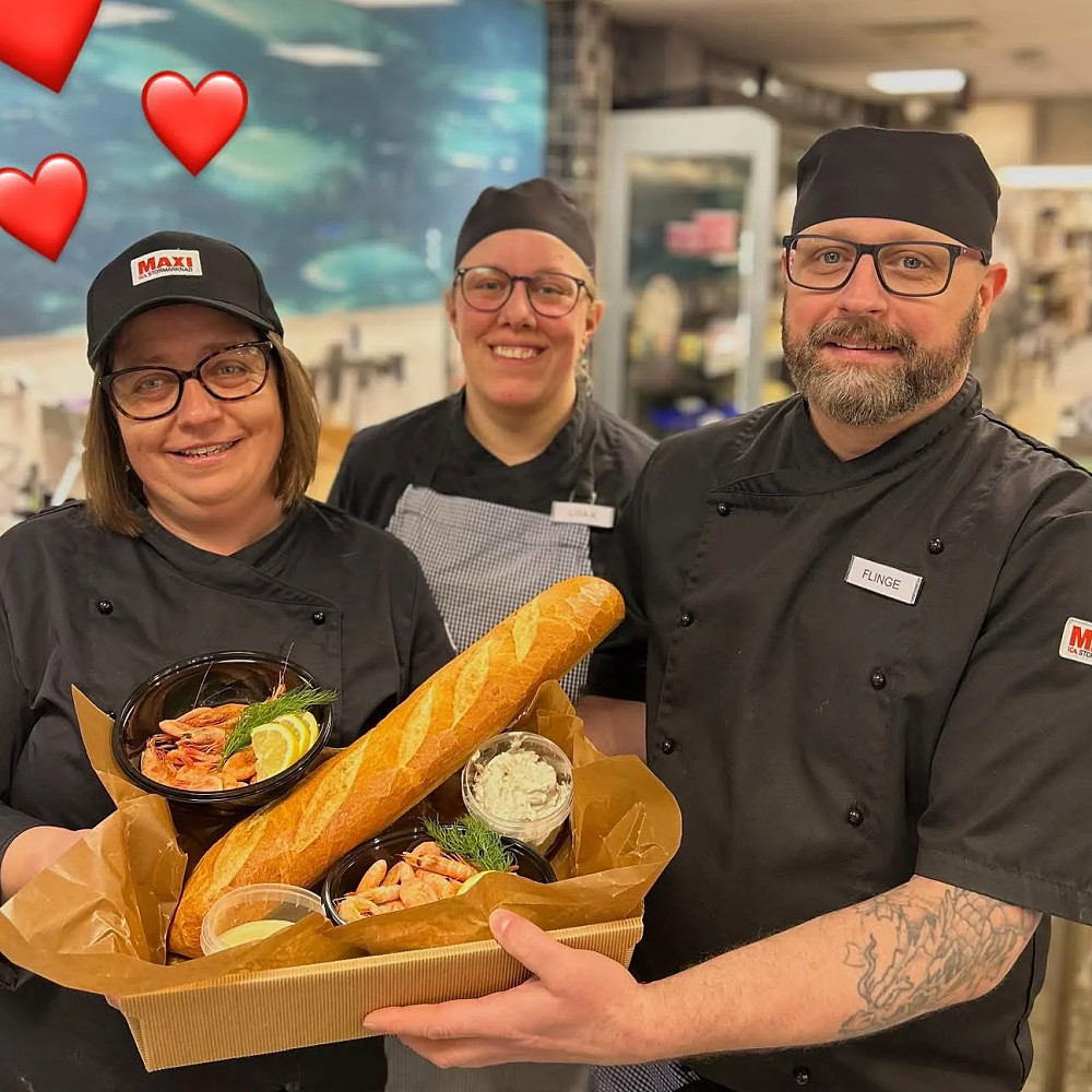Räkfrossa, rökta och kokta räkor med skagenröra, baguette och aioli. Räcker för två.