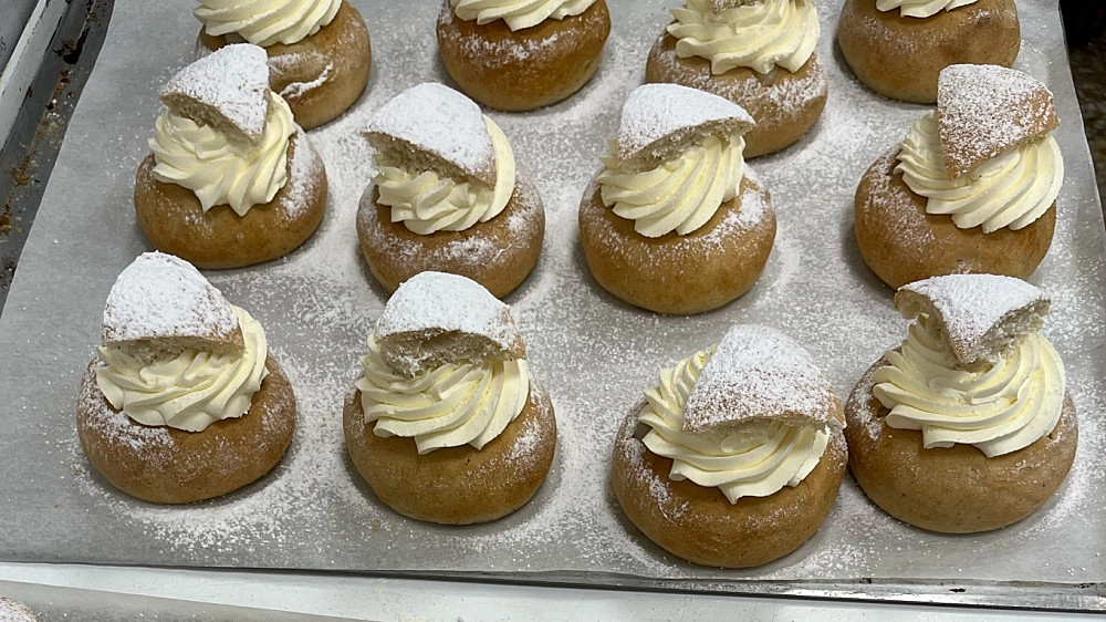 En klassisk semla med mandelfyllning och äkta grädde från Norrland.