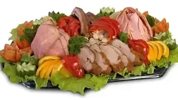 Grillplanka med potatissallad eller potatisgratäng innehåller: Grillad fläskfilé, grillad revbensspjäll, rostbiff, rökt bog, gurka, tomat, paprika, syltlök, sparris, apelsin.
