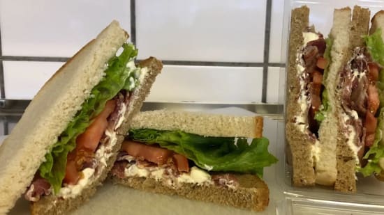 Sandwich med stekt bacon och tomat