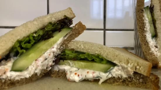 Sandwich med skagenröra och sallad